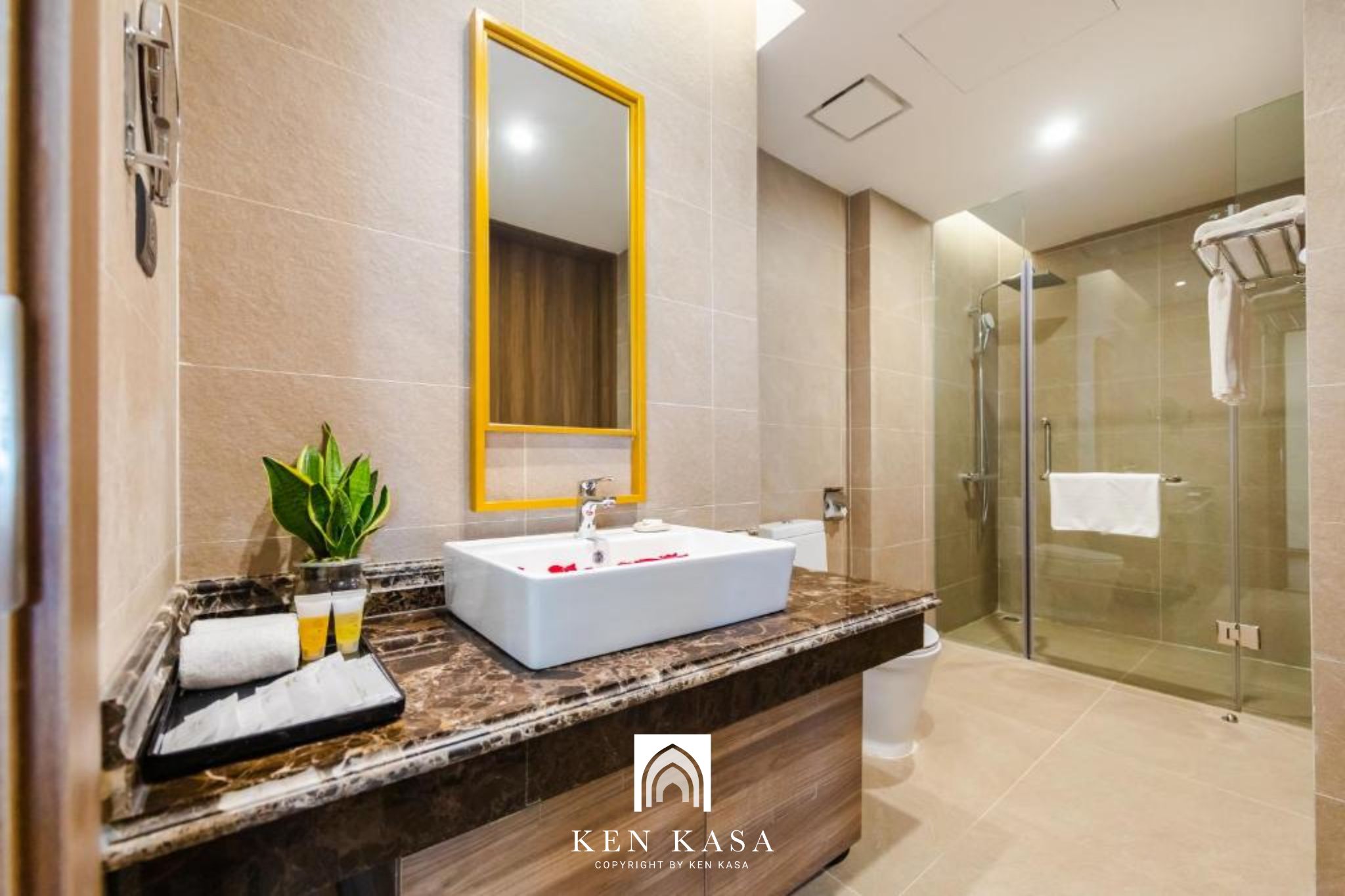 phòng tắm trong phòng ngủ của Muong Thanh Luxury Ha Long Residence